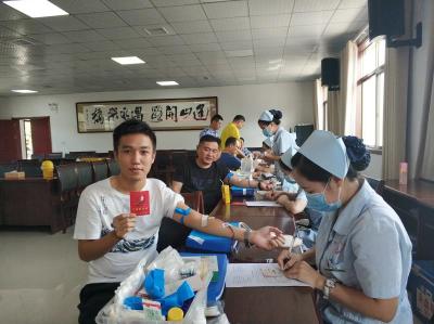 荆州市中心血库告急 企事业单位积极献血