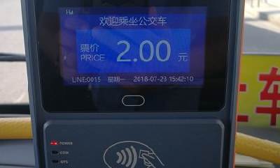在荆州坐公交车可以直接刷手机啦！还有一分钱乘车大福利！