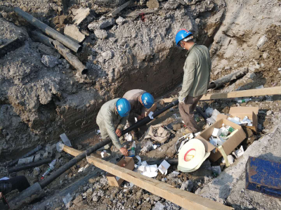 高温下的劳动者丨供电公司抢修荆北新区受损电缆  