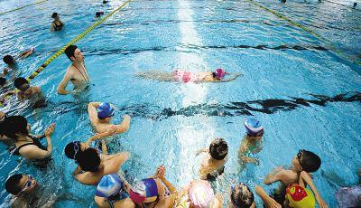 今夏荆州成年人学游泳掀热潮 40岁左右女性占多数