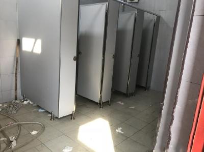 荆州这间厕所脏到不能下脚，到底该谁管？