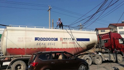 今早，这群荆州交警爬上罐车，托举堵路电缆1小时 