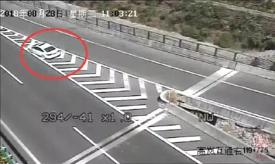 危险！荆州一实习司机高速上S形倒车8分钟……