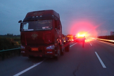 江南高速上一货车突然起火，幸好无人员伤亡