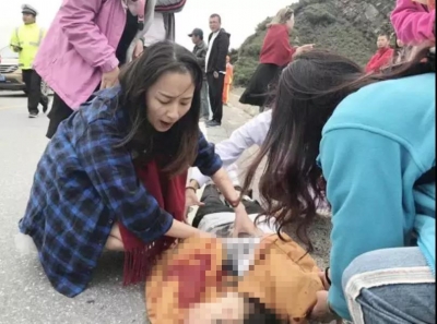 蜜月旅行遇车祸，新娘入火海抢回4条命