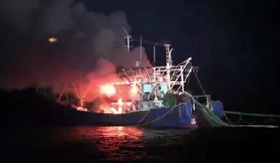 中国渔船在韩海域失火，中韩合作救出8名渔民。