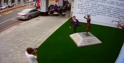 这个混蛋日本人！跪下！
