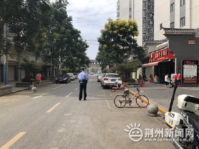 荆州交警重拳整治相府路违停 下步将启动电子抓拍