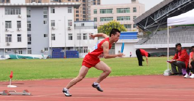 直击市五运会田径赛场 赛道上挥洒着青春的汗水