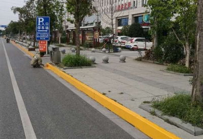 荆州火车站站东路施划标线 今后禁止车辆随意靠停