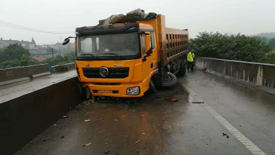 V视丨惊险！大货车突然失控，撞上引江济汉大桥隔离带