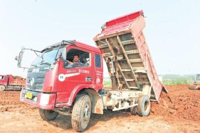 荆州区滨湖路施工紧张进行 预计明年上半年完工