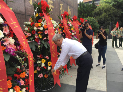 组图：荆州市领导干部、各界代表向革命烈士敬献花篮