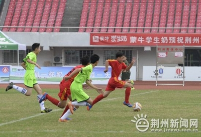 荆州五运会青少年男子足球赛开踢 少年球星驰骋球场