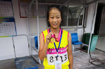 市五运会田径赛初中女子组四项全能冠军花落洪湖