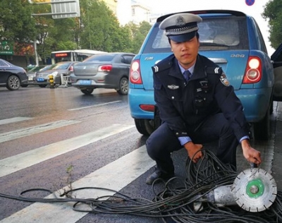 荆州这个路口信号灯频繁停电，原来是有人在“借”电