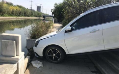 荆州一司机低头看了眼手机，小车差点冲进河里……