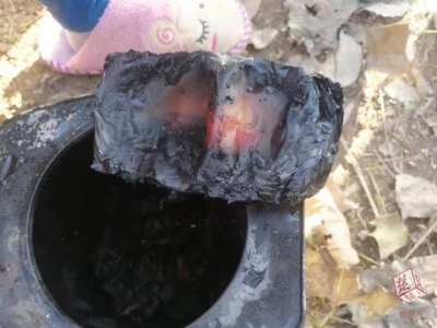 荆州一农户家中起火 房主2万元钱藏铁罐被烧焦