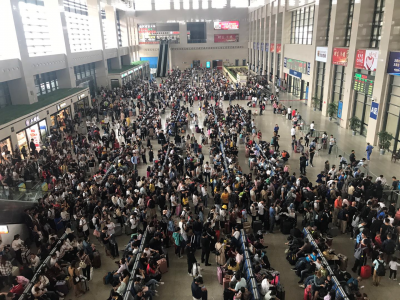 V视丨国庆假期首日：公铁迎来出行高峰