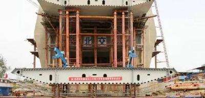 关注|洪湖嘉鱼长江大桥首榀钢箱梁悬拼成功