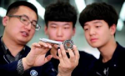 人社部：两年内拟培训50万名新型学徒，每人年获补贴四千元