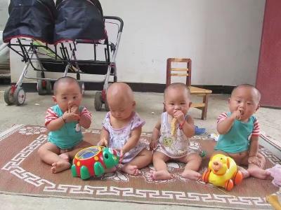 农民工夫妇冒险生下四胞胎，自我吐槽：破坏力比哈士奇还强