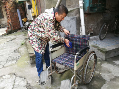 荆州又一热心市民捐赠轮椅，有需要市民朋友可打这个电话......