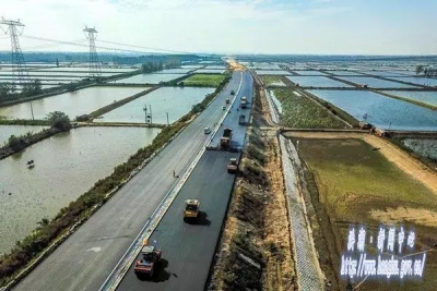 空中看洪监高速公路：桥跨洪湖水 路连鱼米乡！