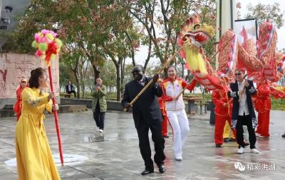 南苏丹大使：很高兴来洪湖，希望......