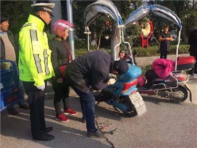 摩托车电动车整治首日，交警查扣47辆车，拆除108把晴雨伞