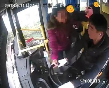 不肯付车费引纠纷，杭州六旬妇女抢夺公交司机方向盘被拘留