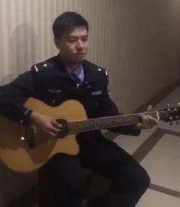 荆州交警弹吉他上微博热门，赶紧来听他唱了啥？