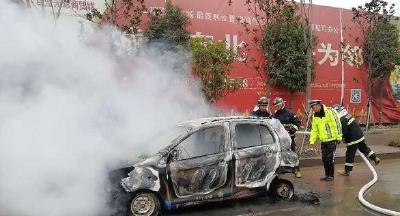 什么情况？荆州一老年代步车突然自燃 所幸…… 