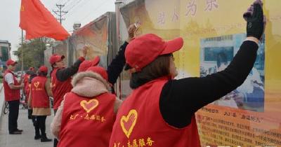 助力荆州创文 200多名志愿者走进郢都路社区