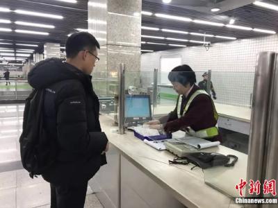 地铁站务员阿姨会8门外语，你还有什么理由不努力？