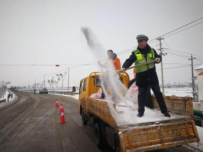 打响“冰雪保卫战”，荆州千名民警冒雪上路
