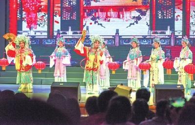 长江大学中外学生和荆州本土艺人同台唱响荆河戏