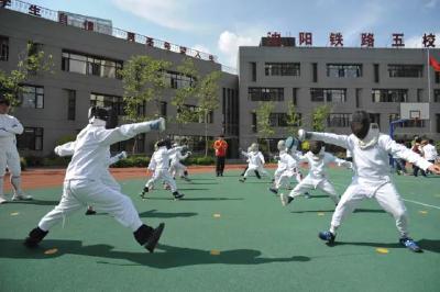 一些学校体育课成“展演”：师资场地等不足，安全问题成难题