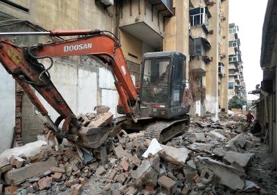 出重拳！荆州东城街道拆除历史违建 腾出救生通道 