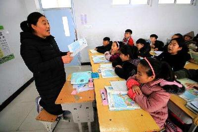 暖闻｜河南宁陵一女教师右腿软组织损伤，跪讲凳上讲课一月