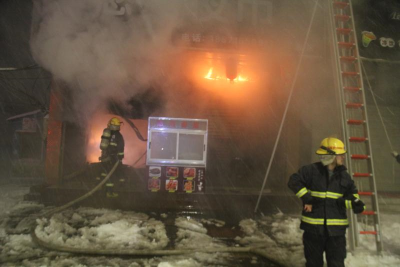 夜深雪重火情急,消防员搭15米拉梯破窗救人