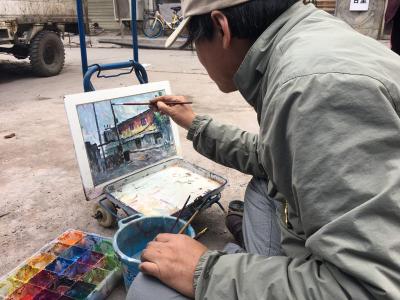 席地作画为艺痴狂，这个街头“画癫”您见过吗？