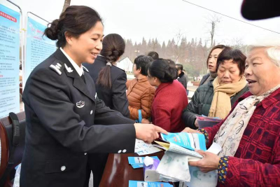 12·4国家宪法日，弘扬宪法精神，他们在路上......