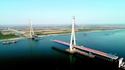 石首长江公路大桥今年将通车，大桥北边吊装施工完成  