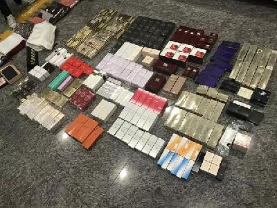 杭州机场一旅客被查，箱子装满名牌包化妆品价值超15万