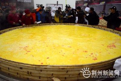 首届湖北.荆州鱼糕节隆重启幕 世界最大鱼糕诞生 