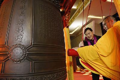上海玉佛禅寺撞钟迎新年，108响梵钟代表108声祝福