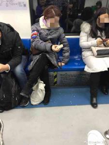 “凤爪女”在北京地铁吃沙琪玛残渣掉一地，被行政拘留