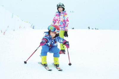 好玩！荆州滑雪爱好者参加高山滑雪接力赛