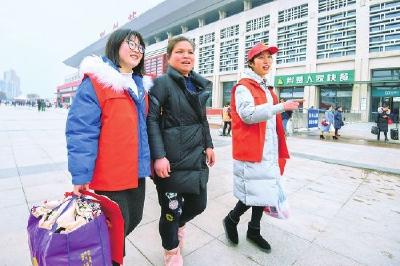 荆州大学志愿者服务“春运” 帮助乘客换乘车辆